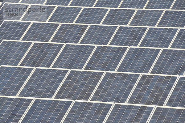 Die derzeit größte Freiflächen-Photovoltaikanlage in NRW auf einer Fläche von 80.000 qm mit einer Leistung von 3600 kWp  Troisdorf-Oberlar  Nordrhein-Westfalen  Deutschland  Europa