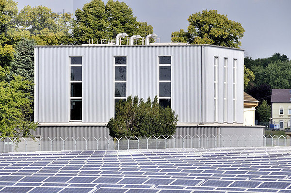 Die derzeit größte Freiflächen-Photovoltaikanlage in NRW auf einer Fläche von 80.000 qm mit einer Leistung von 3600 kWp  Troisdorf-Oberlar  Nordrhein-Westfalen  Deutschland  Europa
