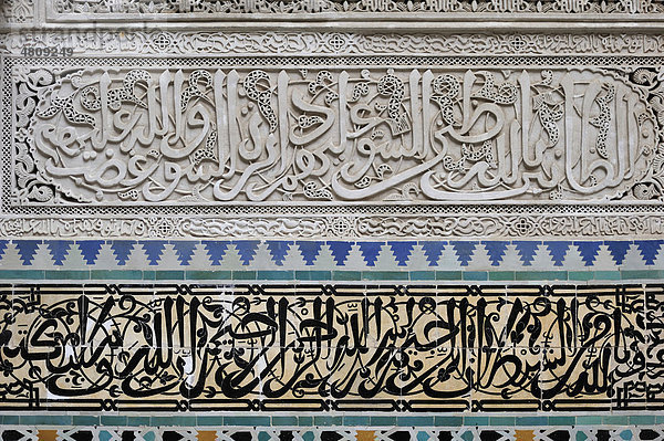 Wand der Koranschule Medersa Attarine mit Kachelmosaiken und Stuck mit Koranversen  Fes  Marokko  Afrika
