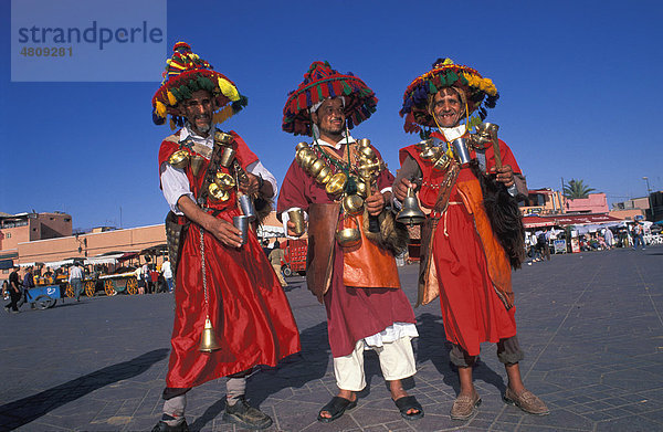 Wasserträger in traditioneller Kleidung mit Wassersack und Messingschalen  Djemaa el Fna  Marrakesch  Marokko  Afrika