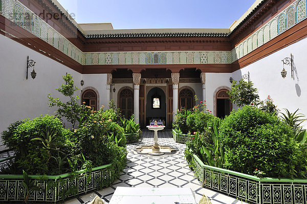 Innenhof mit Brunnen in einem alten Riad oder Stadthaus mit Innenhof  Marrakesch  Marokko  Afrika