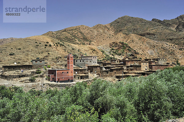 Kleines Dorf mit Moschee in den Bergen des Hohen Atlas  Marokko  Afrika
