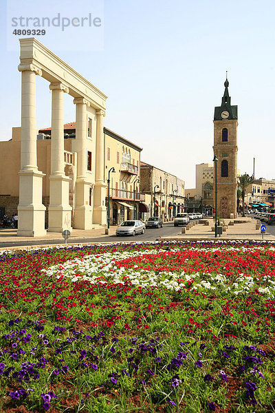 Eingang  Uhrenturm Clock Tower und Blumenbeet  arabische Altstadt Jaffa oder Yafo  Tel Aviv  Israel  Naher Osten
