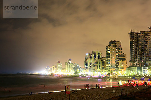 Abendlich beleuchteter Strand von Tel Aviv  Israel  Naher Osten