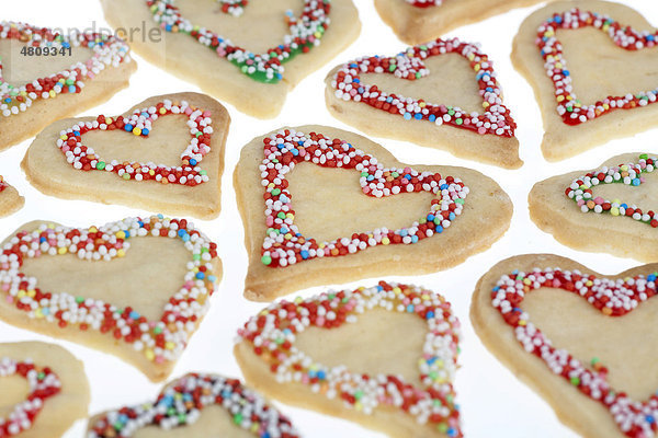 Selbstgebackene Kekse in Herzform mit Liebesperlen