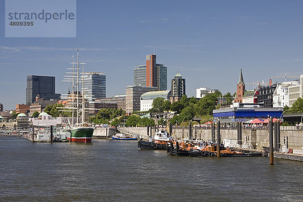 Hamburger Hafen an den St. Pauli Landungsbrücken  Hamburg  Deutschland  Europa