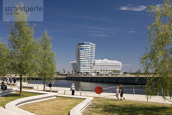 Marco Polo Tower mit Unilever-Haus  in der Hafencity  Hamburg  Deutschland  Europa