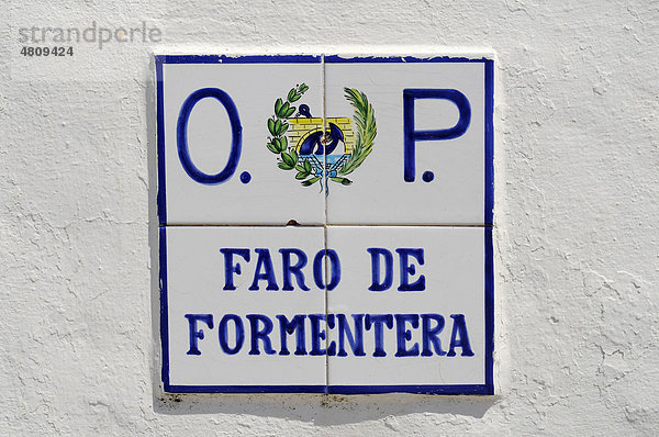 Leuchtturm  Schild  spanische Kacheln  azulejos  Faro de la Mola  Formentera  Pityusen  Balearen  Spanien  Europa