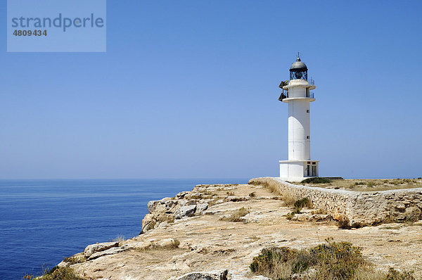 Leuchtturm  Steilküste  Cap de Barbaria  Formentera  Pityusen  Balearen  Spanien  Europa