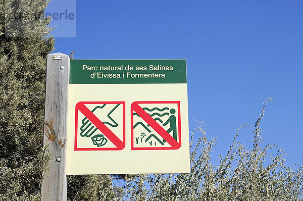 Verbotsschild  Abfall wegwerfen verboten  nicht betreten  Salines  Salinen  Naturpark  Formentera  Pityusen  Balearen  Spanien  Europa