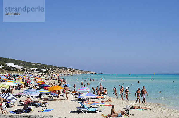 Urlauber  Touristen  Platja de Migjorn  Strand  Formentera  Pityusen  Balearen  Spanien  Europa