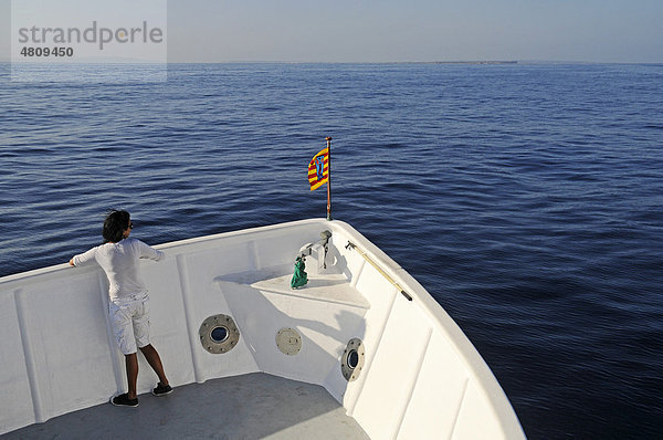 Einzelner Fahrgast  Passagier  Frau  Mittelmeer  Weite  Horizont  Fährschiff  Fähre zwischen Ibiza und Formentera  Pityusen  Balearen  Spanien  Europa