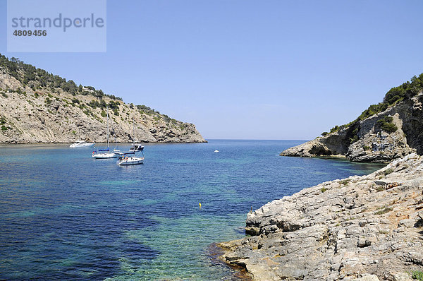 Boote  Bucht  Cala Llonga  Felsenküste  Santa Eularia des Riu  Ibiza  Pityusen  Balearen  Insel  Spanien  Europa