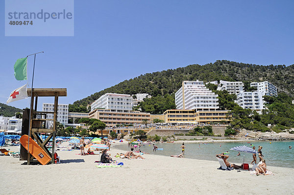 Cala Llonga  Strand  Wachturm  Hotels  Santa Eularia des Riu  Ibiza  Pityusen  Balearen  Insel  Spanien  Europa