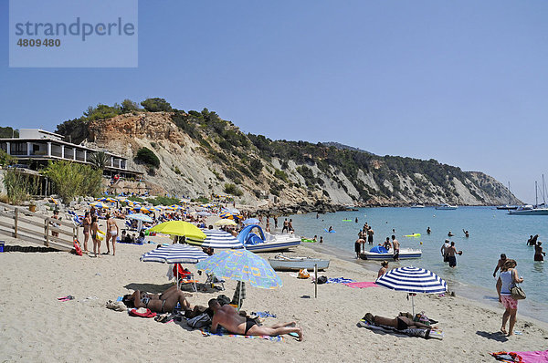 Cala d'Hort  Strand  Urlauber  Ibiza  Pityusen  Balearen  Insel  Spanien  Europa