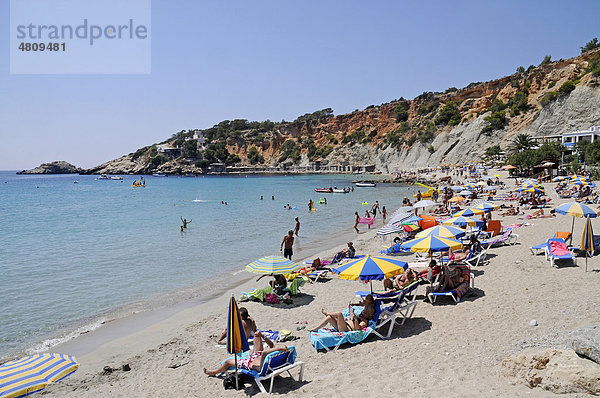 Cala d'Hort  Strand  Urlauber  Ibiza  Pityusen  Balearen  Insel  Spanien  Europa