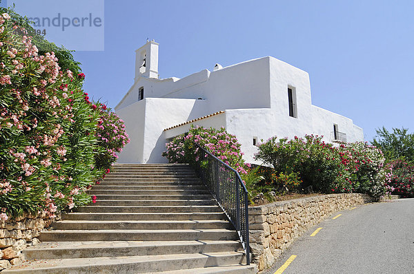 Treppe  Eglesia de San Llorenc de Balafia Kirche  San Lorenzo  Sant Llorenc  Ibiza  Pityusen  Balearen  Insel  Spanien  Europa