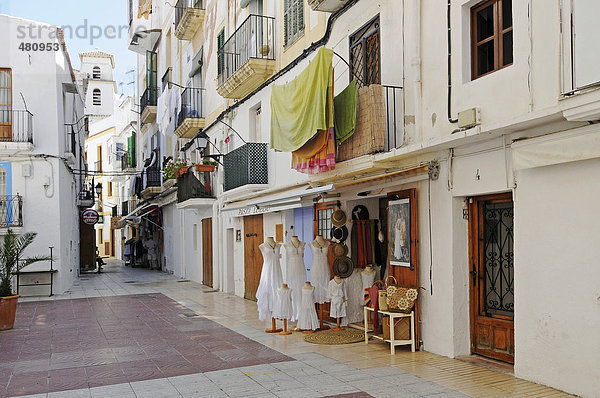Geschäfte  Gasse  Dalt Vila  historische Altstadt  Unesco Weltkulturerbe  Eivissa  Ibiza  Pityusen  Balearen  Insel  Spanien  Europa
