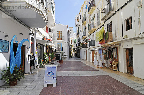 Geschäfte  Gasse  Dalt Vila  historische Altstadt  Unesco Weltkulturerbe  Eivissa  Ibiza  Pityusen  Balearen  Insel  Spanien  Europa
