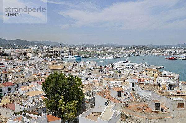 Hafen  Übersicht  Dalt Vila  Unesco Weltkulturerbe  historische Altstadt  Eivissa  Ibiza  Pityusen  Balearen  Insel  Spanien  Europa