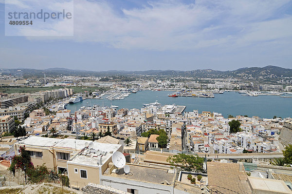 Hafen  Übersicht  Dalt Vila  Unesco Weltkulturerbe  historische Altstadt  Eivissa  Ibiza  Pityusen  Balearen  Insel  Spanien  Europa