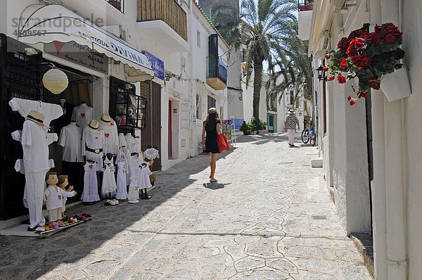 Geschäfte  Gasse  Dalt Vila  Unesco Weltkulturerbe  historische Altstadt  Eivissa  Ibiza  Pityusen  Balearen  Insel  Spanien  Europa