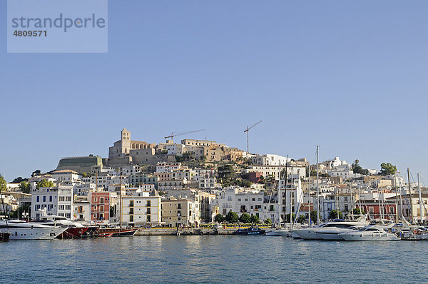 Boote  Hafen  Catedral Nostra Senyora de las Neus  Kathedrale  Dalt Vila  Unesco Weltkulturerbe  historische Altstadt  Eivissa  Ibiza  Pityusen  Balearen  Insel  Spanien  Europa