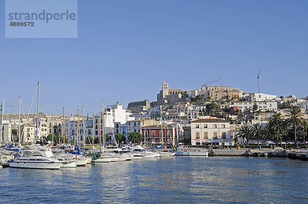 Boote  Hafen  Catedral Nostra Senyora de las Neus  Kathedrale  Dalt Vila  Unesco Weltkulturerbe  historische Altstadt  Eivissa  Ibiza  Pityusen  Balearen  Insel  Spanien  Europa