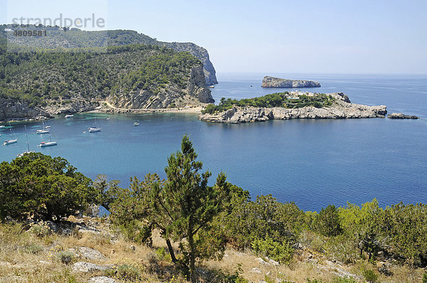 Kleine Inseln  Küste  Bucht  Port de Sant Miquel  Hafen  Ibiza  Pityusen  Balearen  Insel  Spanien  Europa