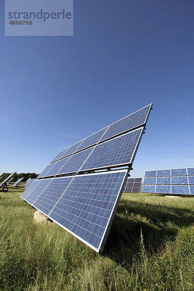 Solarmodule auf sogenannten Movern  die sich mit dem Lauf der Sonne mitbewegen  im Solarpark Gut Erlasee  Arnstein  Bayern  Deutschland  Europa