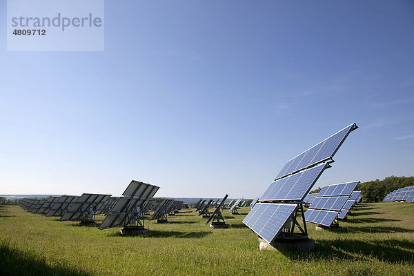 Solarmodule auf sogenannten Movern  die sich mit dem Lauf der Sonne mitbewegen  im Solarpark Gut Erlasee  Arnstein  Bayern  Deutschland  Europa