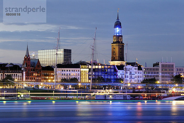 Michel  Rickmer Rickmers und Illumination Blue Port im Hamburger Hafen  Deutschland  Europa