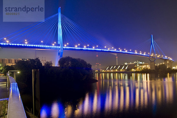 Illumination der Köhlbrandbrücke zum Blue Port in Hamburg  Deutschland  Europa