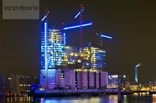 Elbphilharmonie zur Illumination Blue Port in Hamburg  Deutschland  Europa