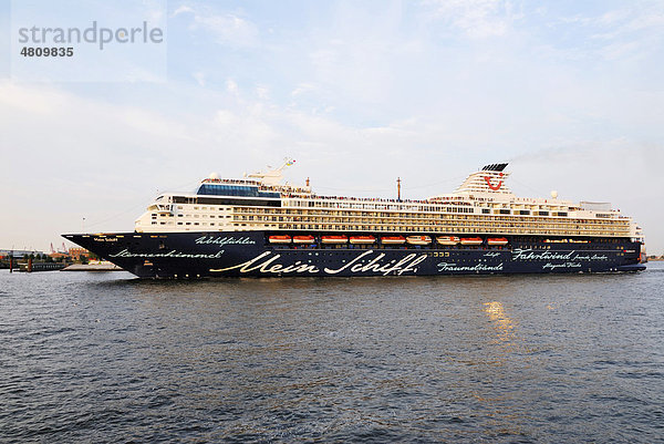 Kreuzfahrtschiff Mein Schiff zu den Cruise Days im Hamburger Hafen  Hamburg  Deutschland  Europa