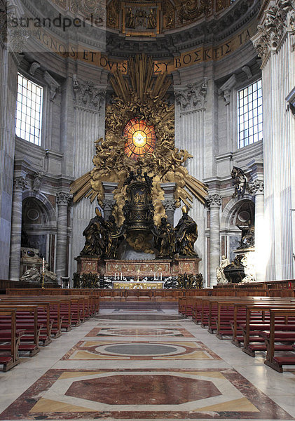 Altar im Petersdom  Vatikan  Rom  Italien  Europa
