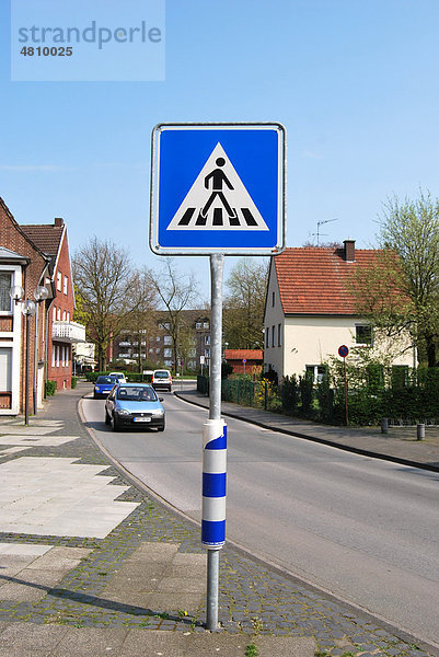 Verkehrsschild  Fußgängerüberweg  Borken  Münsterland  Nordrhein-Westfalen  Deutschland  Europa