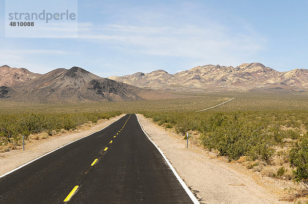 Landesstraße 178 im Tal des Todes  Death Valley Nationalpark  Kalifornien  USA  Nordamerika