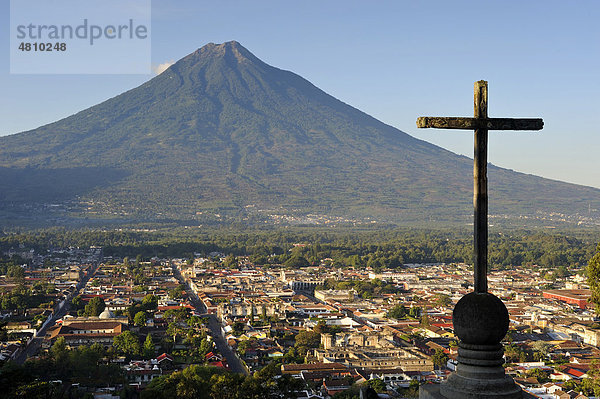 Kreuz  Cerro de la Cruz  Vulkan Agua mit Antigua  Guatemala  Zentralamerika