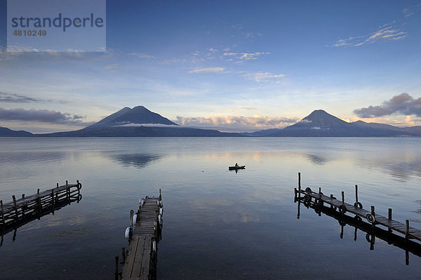 Atitlan See  Vulkan San Pedro  Toliman  Atitlan  Fischer  Guatemala  Zentralamerika