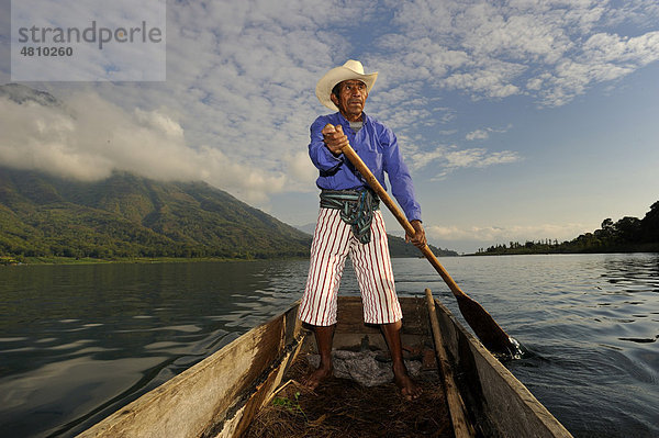 Mann auf Boot  Atitlan See  Vulkan San Pedro  Fischer  Guatemala  Zentralamerika