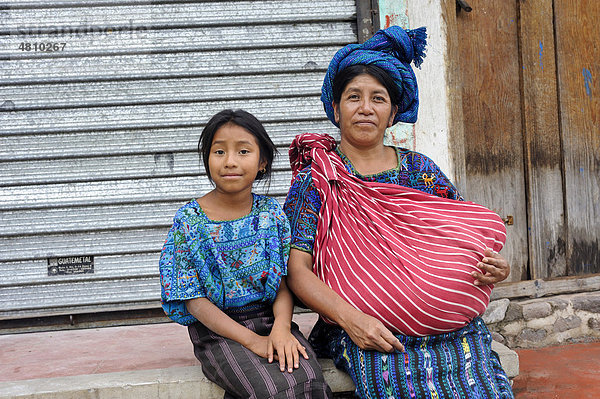 Maya Frau mit Kind am Atitlan See  Guatemala  Zentralamerika