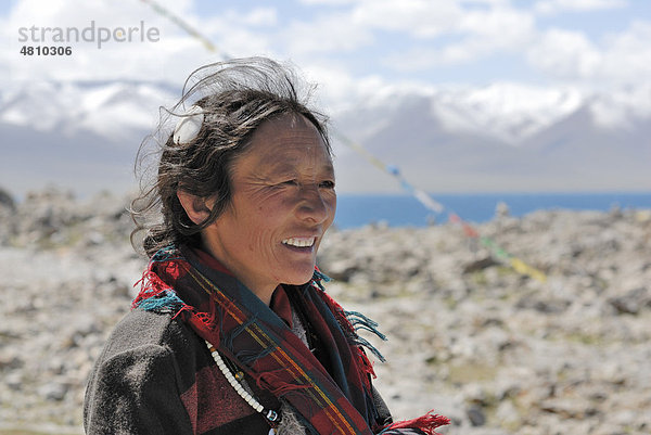 Tibetische Frau am Namtso See  Himmelssee  Tibet  China  Asien