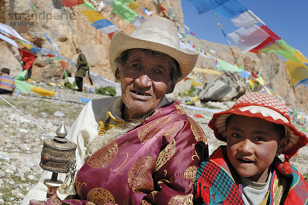 Tibetische Pilger mit Gebetsmühle  Gebetsfahnen  Namtso See  Himmelssee  Tibet  China  Asien