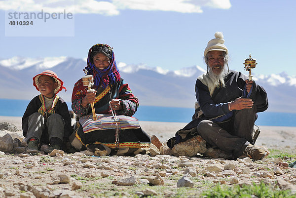Tibetische Pilger mit Gebetsmühlen am Namtso See  Himmelssee  Tibet  China  Asien