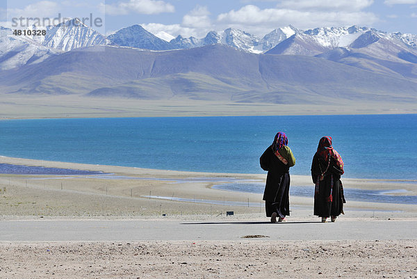 Tibetische Pilger  schneebedeckte Gipfel des Nyenchen Thanglha  Namtso See  Himmelssee  Tibet  China  Asien