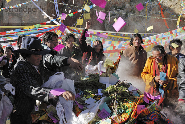 Opfergaben tibetischer Pilger bei einer Zeremonie am Namtso See  Himmelssee  Tibet  China  Asien
