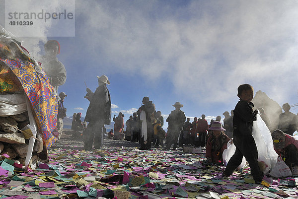 Tibetische Kinder und Pilger  Zeremonie am Namtso See  Himmelssee  Tibet  China  Asien