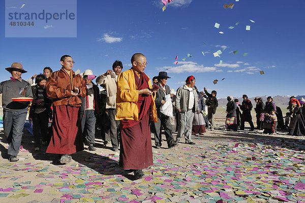 Mönch und tibetische Pilger bei Zeremonie am Namtso See  Himmelssee  Tibet  China  Asien