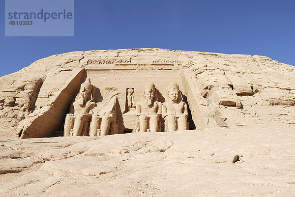 Statuen im Großen Tempel des Pharao Ramses II.  Abu Simbel  Nubien  Ägypten  Afrika